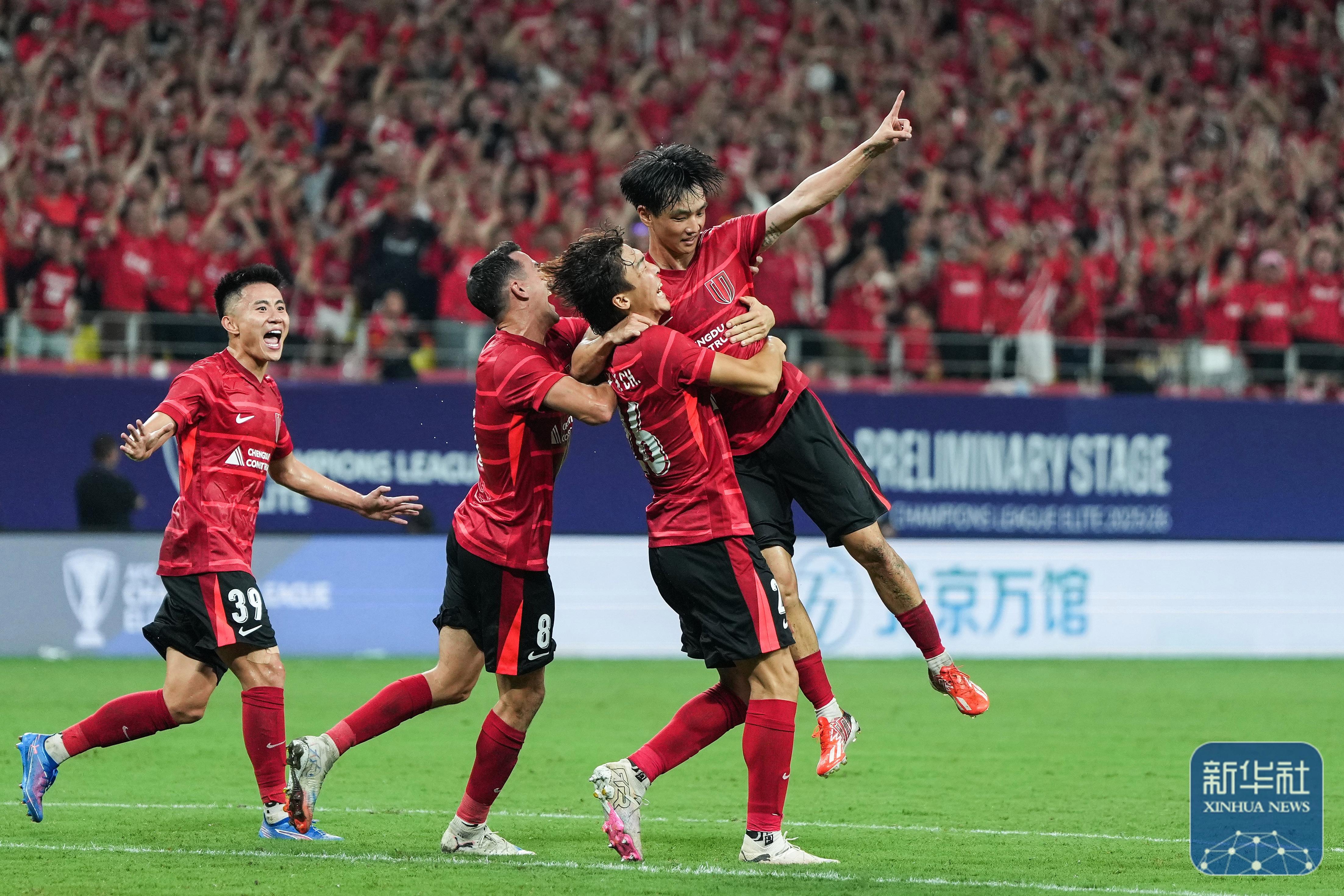 成都蓉城发布备战花絮，集结日完成体检，欧冠任务艰巨，更衣室氛围转暖