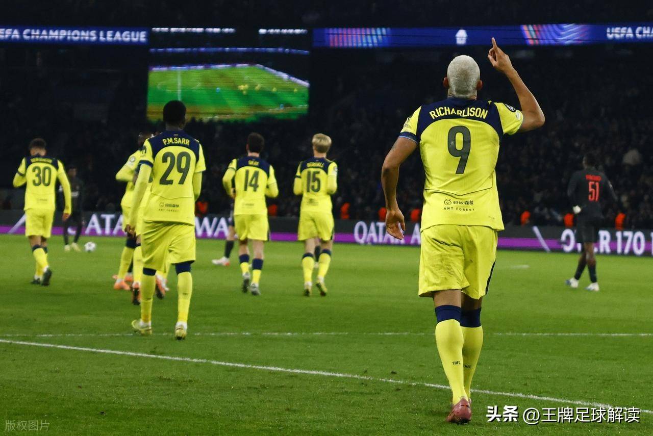 埃因霍温训练开放日；国际比赛日远射贴柱引欢呼；英超在即；身体对抗强度拉满